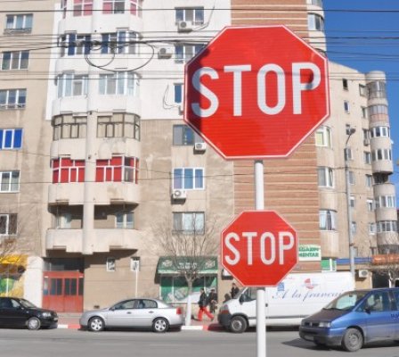 Accident rutier, după ce a ignorat semnul 